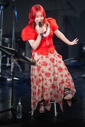 足の短さをアピールする日向ハル。