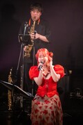 後藤天太が奏でるサックスの音色をバックに熱唱する日向ハル。