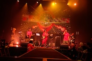 ORANGE RANGEのHIROKIとNAOTOを迎えたthe telephones。（撮影：内村祐貴）