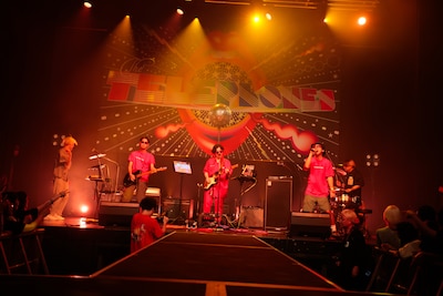 ORANGE RANGEのHIROKIとNAOTOを迎えたthe telephones。（撮影：内村祐貴）