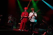 石毛輝（the telephones）と長島涼平（フレンズ）。（撮影：内村祐貴）
