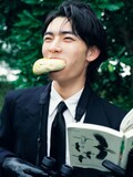 武藤潤（原因は自分にある。）初のソロ写真集「燕飛」より、なぜかあんぱんをくわえ鳥図鑑を持ったカット。