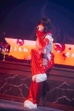 「愛晩餐」を歌うano。（撮影：横山マサト）