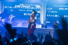 「普変」を歌うano。（撮影：横山マサト）
