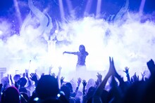 「絶絶絶絶対聖域」を歌うano。（撮影：横山マサト）