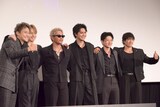 肩を組むGENERATIONS。