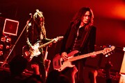 左からINORAN（G）、J（B）。（撮影：田辺佳子）