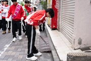 つば男によるクリーンパトロールの様子。