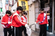 つば男によるクリーンパトロールの様子。