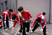 つば男によるクリーンパトロールの様子。