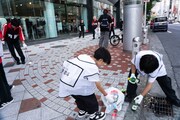 つば男によるクリーンパトロールの様子。