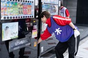 つば男によるクリーンパトロールの様子。