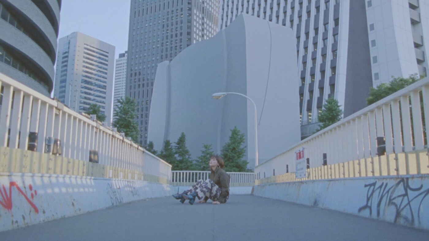 iri「Crunchy」ミュージックビデオ公開、都市の空気感と光のような透明感が共存する1曲