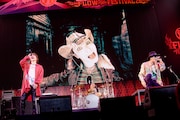 FLOWとhide with Spread Beaverのセッションの様子。