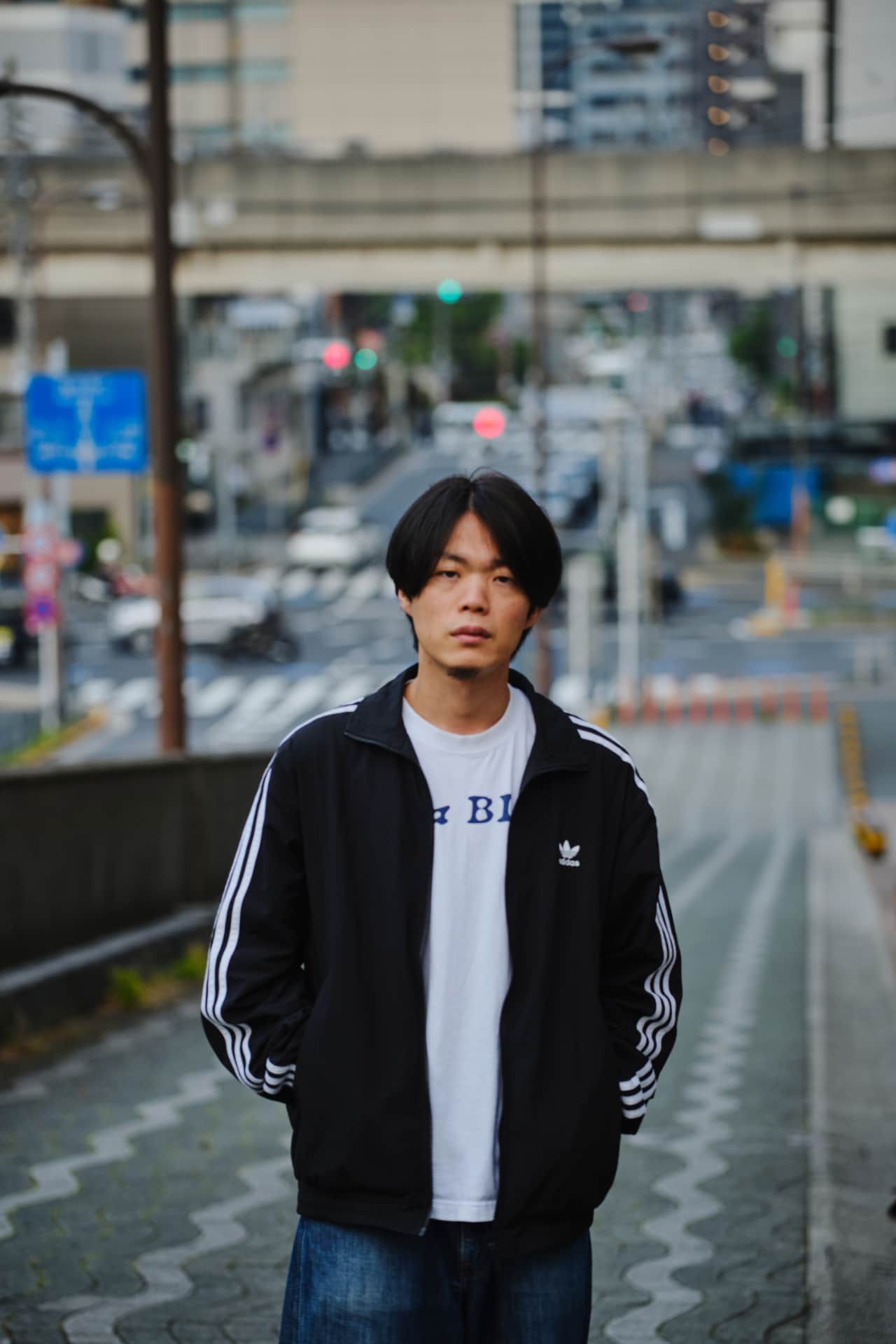 バンド名の由来となった大井町のくらやみ坂にて。