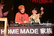 FLOWとHOME MADE 家族のコラボレーションの様子。