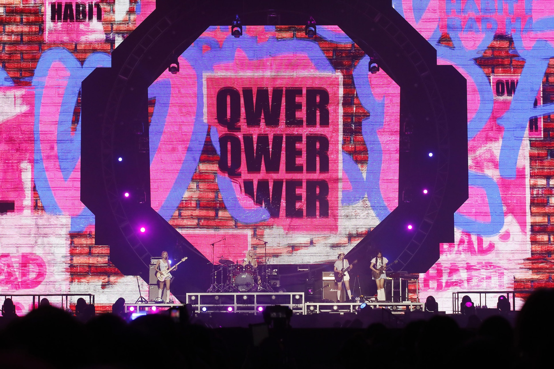 QWER ©2026 Weverse Con Festival [画像ギャラリー 57/134] - 音楽ナタリー