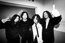 「The Novembers TOUR 2026『合奏する、エンジン』」東京・Zepp DiverCity（TOKYO）公演より、バックステージでのThe Novembers。（撮影：宮下太輔）