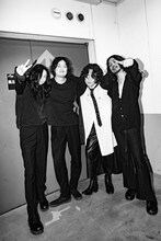 「The Novembers TOUR 2026『合奏する、エンジン』」東京・Zepp DiverCity（TOKYO）公演より、バックステージでのThe Novembers。（撮影：宮下太輔）