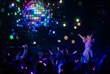 観客と一緒にダンスする新井ひとみ。