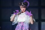 Tシャツリメイク衣装に着替えた新井ひとみ。