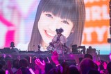 かつての自分と共演する新井ひとみ。