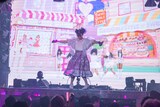 かつての東京女子流と一緒にダンスする新井ひとみ。