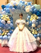 卒業ドレスを身にまとった石田千穂。©STU