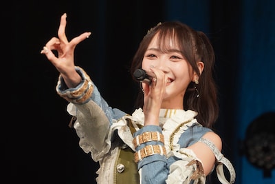 お決まりのキャッチフレーズで挨拶する石田千穂。©STU