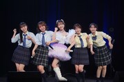 「雨とか涙とか」を披露するSTU48メンバー。©STU