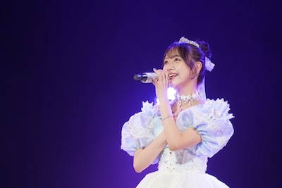 ソロ曲「未来へ続く者よ」を歌唱する石田千穂。©STU