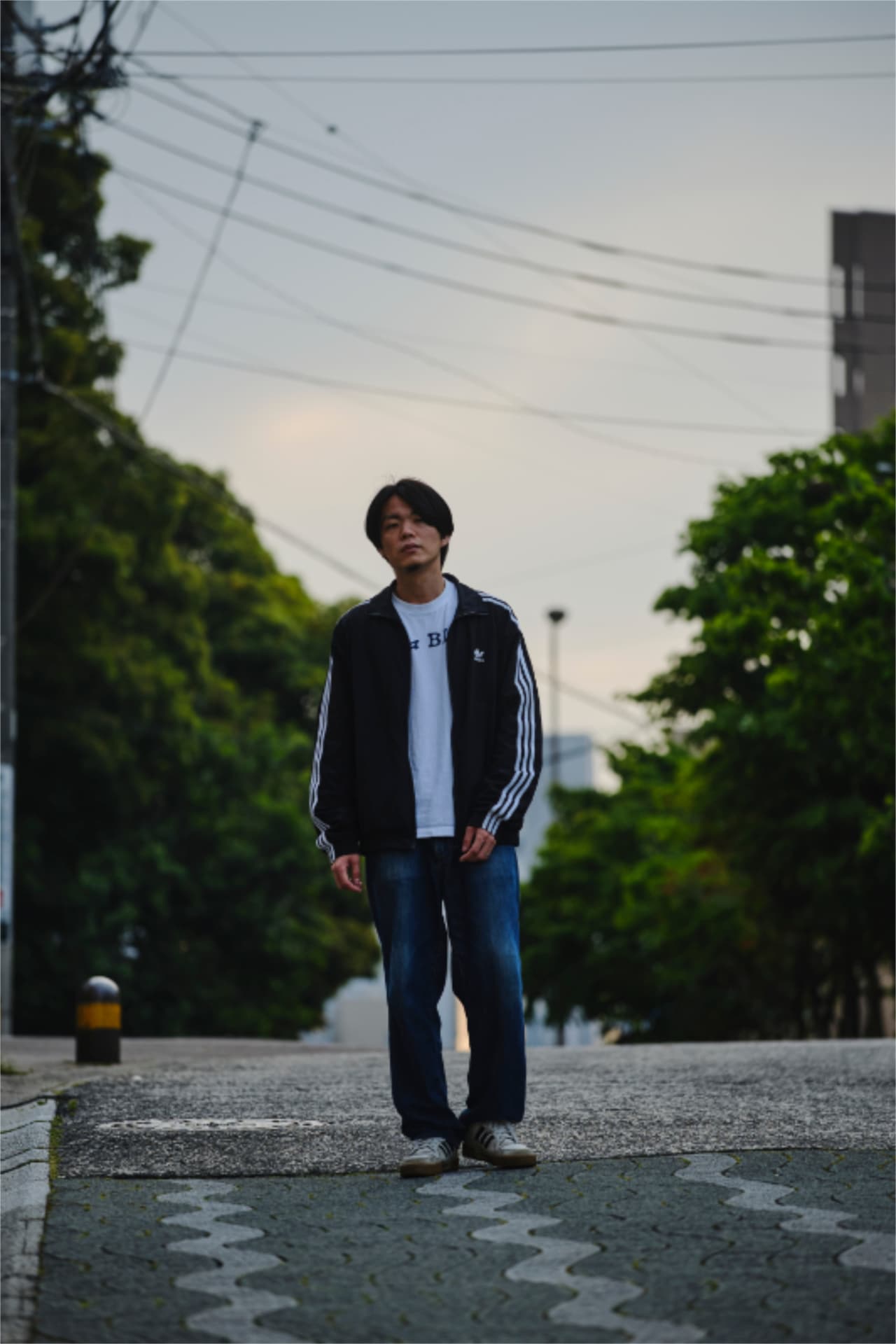 バンド名の由来となった大井町のくらやみ坂にて。