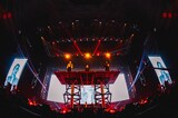 上昇したステージに並び立つKohjiya、Awich、T-Pablow。（Photo by cherry chill will.）