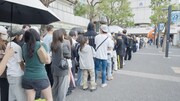 川崎駅東口の広場に集まる人々。