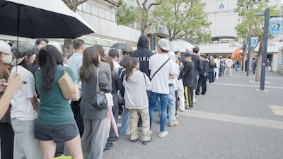 川崎駅東口の広場に集まる人々。