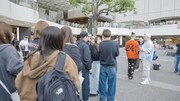 川崎駅東口の広場に集まる人々。