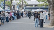 川崎駅東口の広場に集まる人々。
