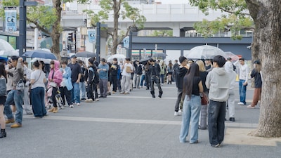 川崎駅東口の広場に集まる人々。