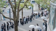 川崎駅東口の広場に集まる人々。