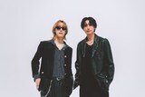 左からAile The Shota、安達祐人。