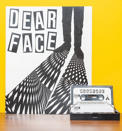 THE BIKEの楽曲を収録したカセットブック「DEAR FACE」（1986年）。（提供：黒田マナブ）