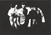 「ようこそお花畑とマッシュルーム王国へ」ジャケット写真用のアザーカット。撮影は1987年初頭。撮影場所は東京・練馬の日本大学芸術学部。当時レアだった魚眼レンズを持っていた日芸・写真部の学生に撮影してもらったのだとか。（提供：加藤ひさし）