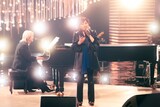 小室哲哉のピアノ演奏で歌う渡辺美里。©NHK