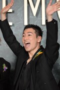 両手を上げるOguri（s**t kingz）。