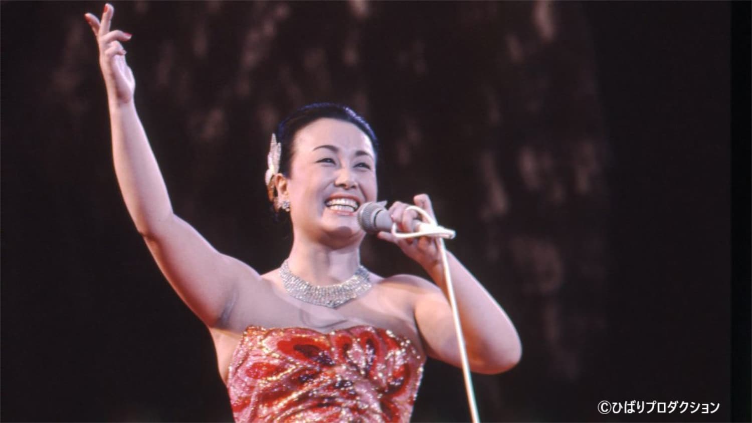 芸能生活35周年記念リサイタル 美空ひばり武道館ライヴ」より。©ひばり