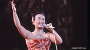 「芸能生活35周年記念リサイタル 美空ひばり武道館ライヴ」より。©ひばりプロダクション