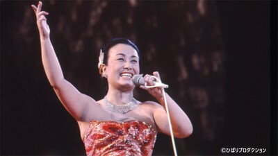 「芸能生活35周年記念リサイタル 美空ひばり武道館ライヴ」より。©ひばりプロダクション