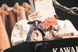 “わくわくラジオ”にて、ファンから寄せられた“お悩み”を読み上げるヒグチアイ。（撮影：渡邉隼）