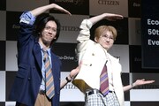 “Cポーズ”で挨拶する超特急のリョウガとユーキ。
