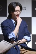 身の振り方を考えるリョウガ（超特急）。